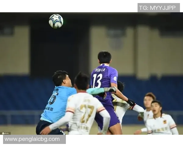 泰达国安激战正酣宋岳盘带技艺尽显球场风采